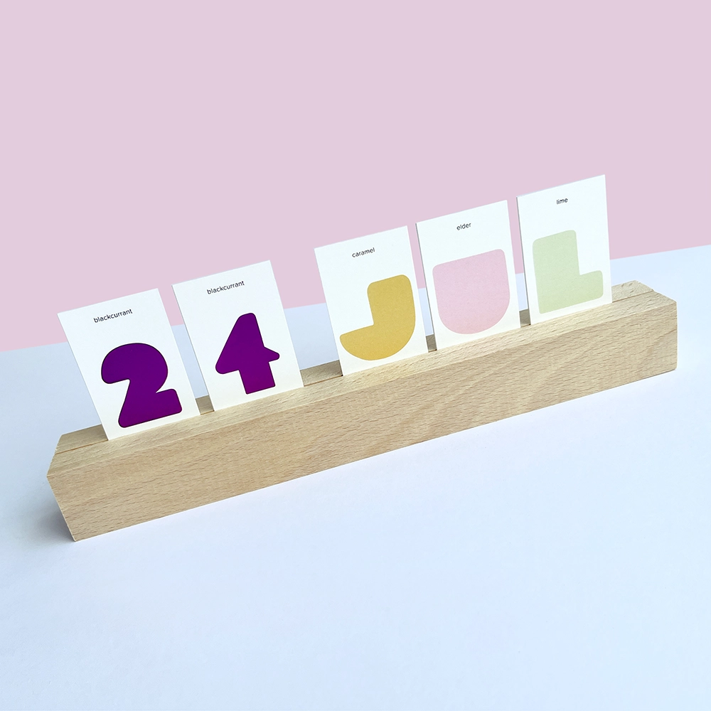 Ewiger Design-Tischkalender im pastelligen Icecream-Look mit Buche-Magnetleisten und austauschbaren Kalenderkarten.