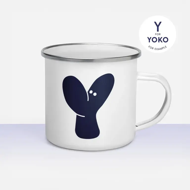 Personalisierte Emaille-Tasse mit Monster-Buchstaben im dunkelblauen Design – stilvoll und langlebig für Alltag und Freizeit.