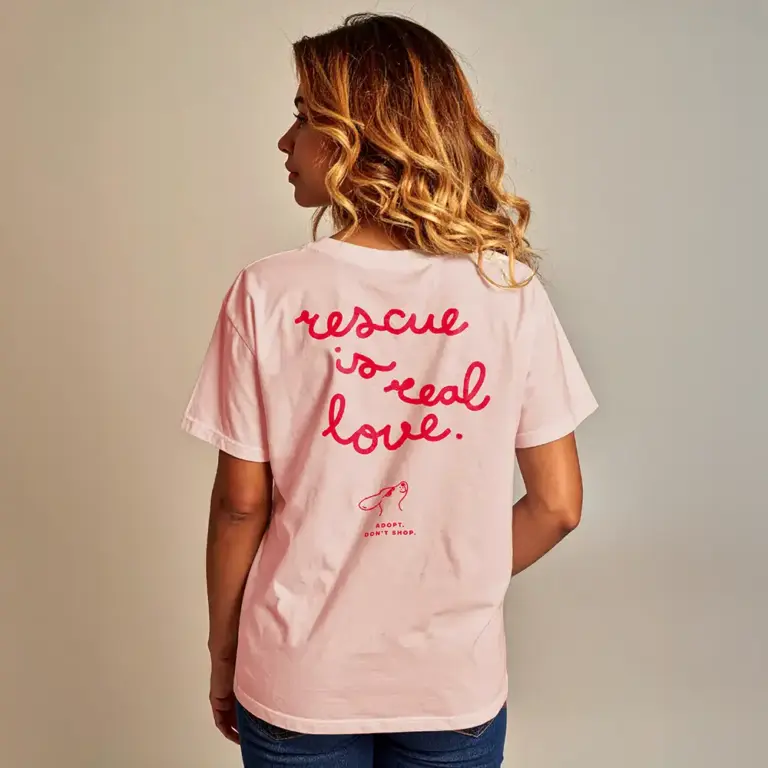 Frau trägt rosa T-Shirt aus Bio-Baumwolle mit Tierschutz-Spruch Adopt Don’t Shop